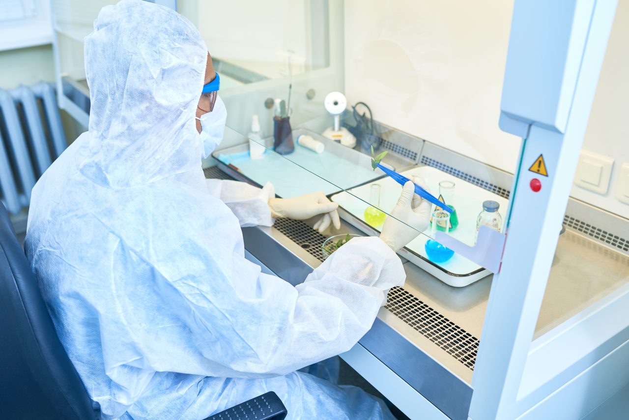 How does a fume hood work?