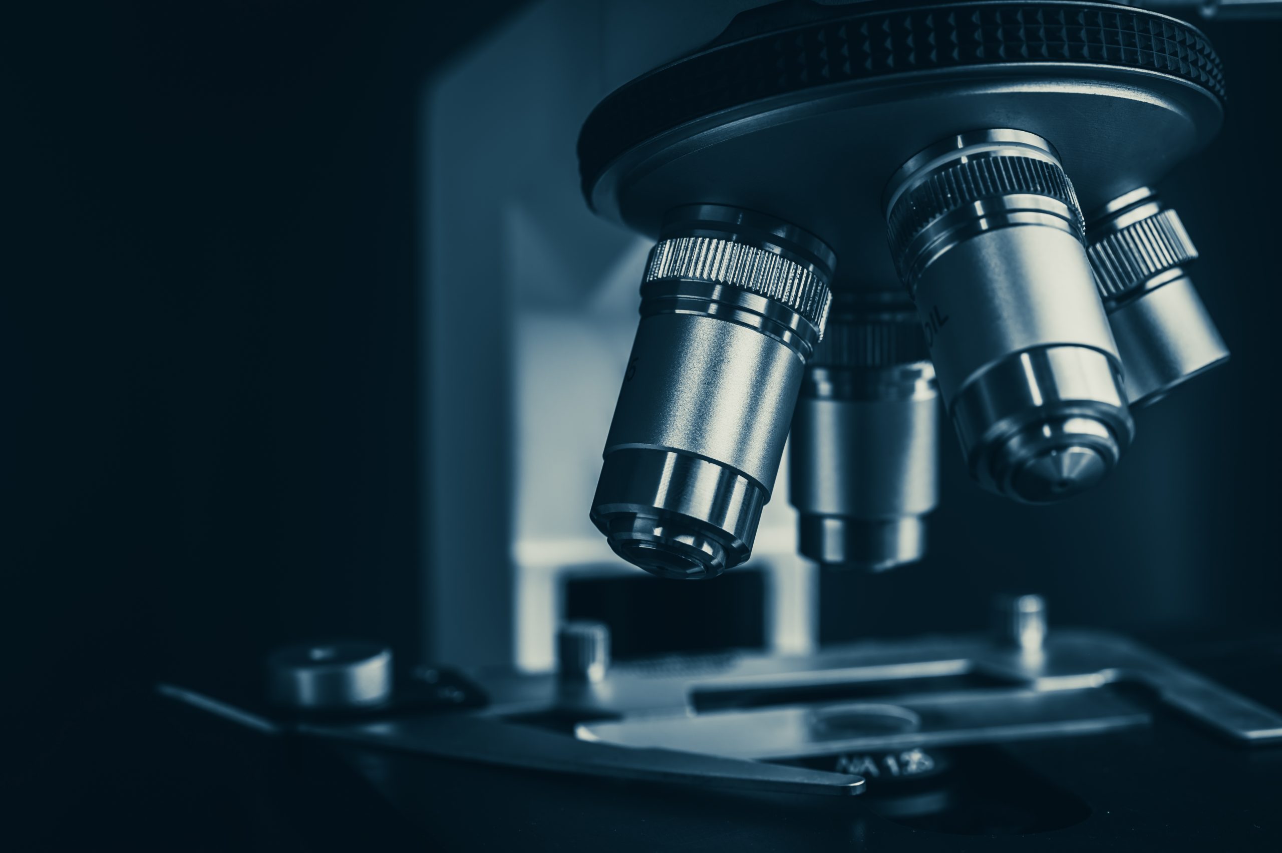 How does a planochromatic microscope work?