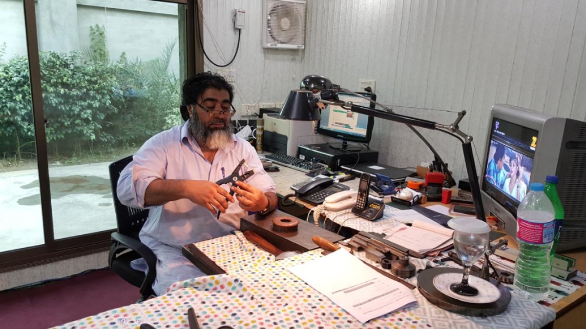 Kalstein Voices Newsletter – Expert Profile “Forging is a Legacy” – Meeting Afzal Jamil, Master Craftsman and Manufacturer of Veterinary Instruments